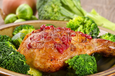 Chicken's thigh in the vegetable
