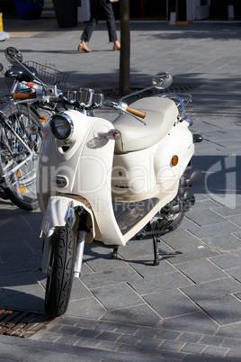 Grauer Motorroller in der Fußgängerzone abgestellt