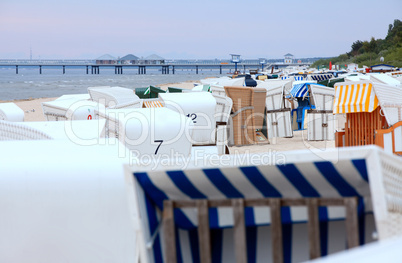 Strandkörbe an Ostsee bei Ahlbeck mit Blick auf die Seebrücke