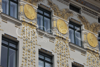 goldene verzierungen auf haus