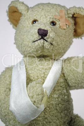 Verletzter Teddy mit Armschlinge