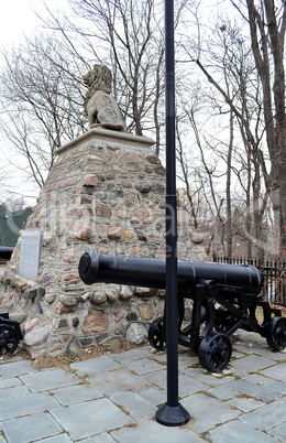 War Memorial with one cannon.