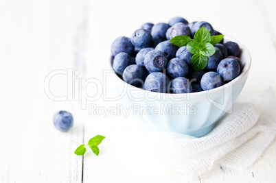 Heidelbeeren in Schale / blueberries in a bowl