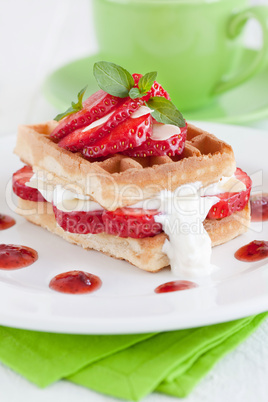 Waffel mit Erdbeeren / waffle with strawberries