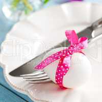 Ostergedeck mit Ei / easter table setting with egg