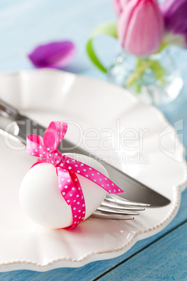 Osterei auf Teller / easter egg on a plate