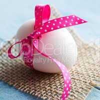weißes Osterei mit Schleife / white easter egg with ribbon