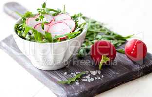 frischer Salat mit Radieschen / fresh salad with radish