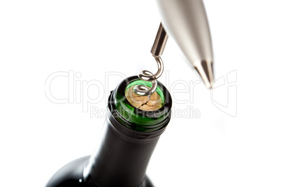 Moderner Metallkorkenzieher in Weinflasche vor weißem Hintergrund
