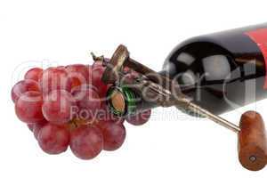 Weinflasche mit Korkenzieher und Weintrauben