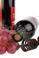 Weinflasche mit Korkenzieher und Weintrauben