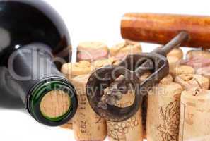 Korkenzieher liegt auf Weinkorken neben einer Weinflasche
