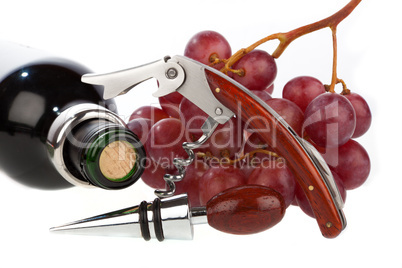Weinflassche mit Korkenzieher, Weinverschluss und Weintrauben
