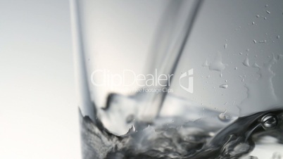 Glas wird mit Wasser gefüllt