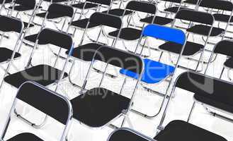 Ein blauer Klappstuhl in der Menge