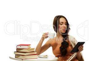 junge frau mit kaffee beim ebook lesen