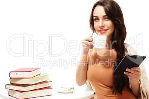 junge lächelnde frau mit kaffee und ebook sitzt an einem tisch