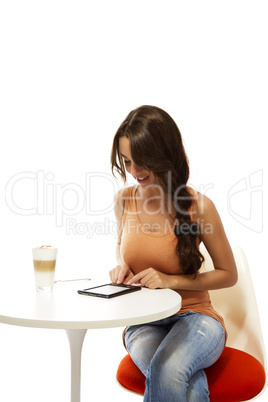 junge frau ein einem tisch mit latte macchiato liest ebook