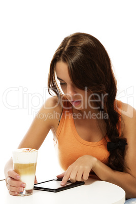 junge frau mit latte macchiato liest ebook