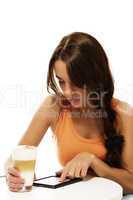 junge frau mit latte macchiato liest ebook