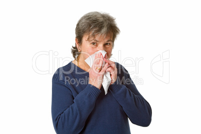 Seniorin putzt sich die Nase