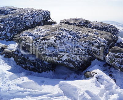 Steine im Schnee