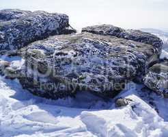 Steine im Schnee