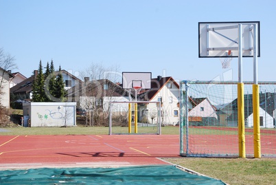 Sportplatz und Schulhof