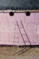 Leiter an rosa Mauerwerk