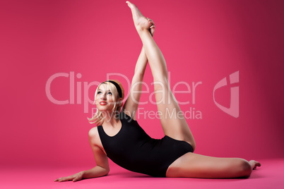 Beauty woman sport pin-up style doing split