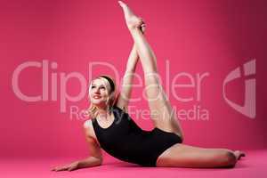 Beauty woman sport pin-up style doing split