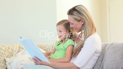 Mutter liest mit Tochter