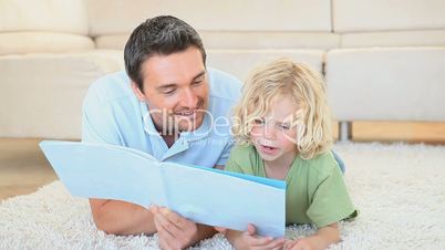 Kind liest Vater vor