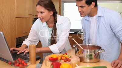 Junges Paar kocht