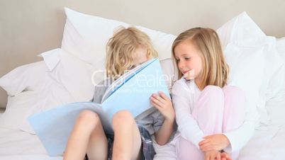 Kinder lesen im Bett
