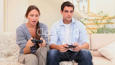 Paar spielt Playstation