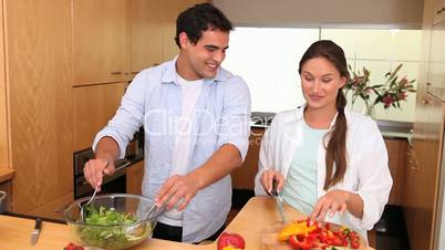 Junges Paar kocht