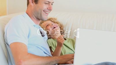Vater und Sohn mit Laptop