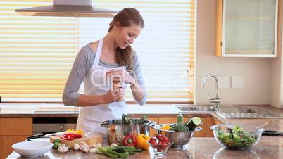 Frau kocht in der Küche