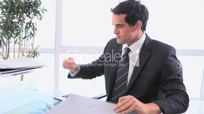 Geschäftsmann arbeitet am Schreibtisch