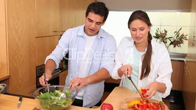 Junges Paar in der Küche