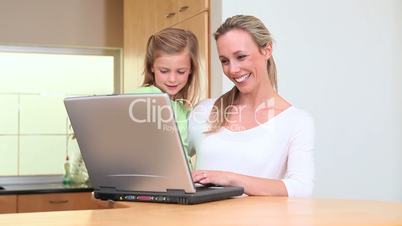 Mutter und Tochter mit Laptop