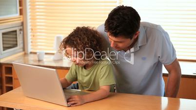 Vater und Kind am Laptop