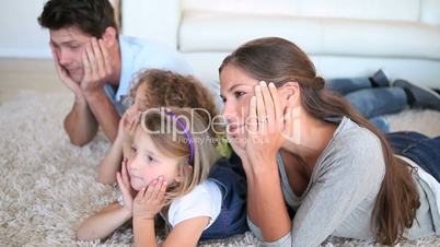 Familie sieht fern