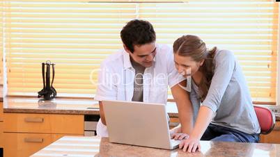 Junges Paar am Laptop