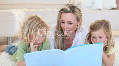 Mutter liest mit ihren Kindern