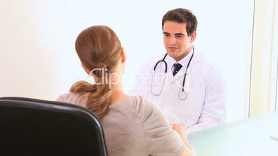 Doktor für mit Patientin in Gespräch