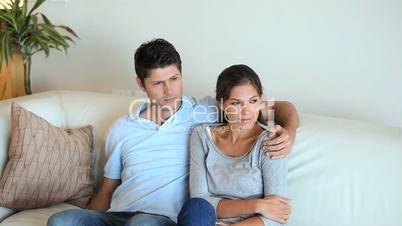 Junges Paar auf dem Sofa
