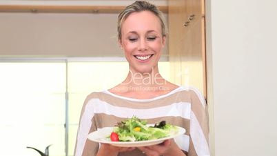 Frau isst einen Salatteller