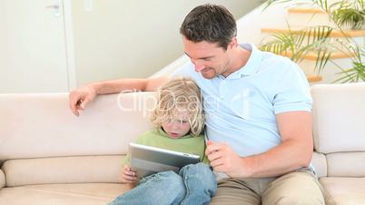 Vater und Sohn mit Tablet